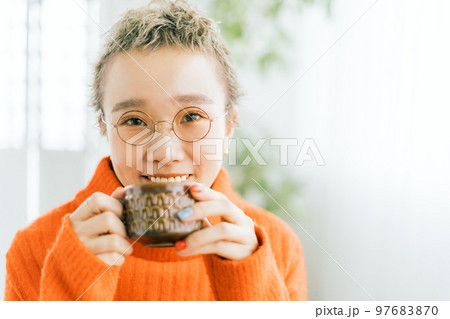 コーヒーを飲むベリーショートの女性 コーヒーを飲むベリーショートの女性 97683870