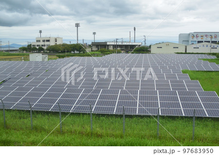 曇り空の太陽光発電設備 曇り空の太陽光発電設備 97683950