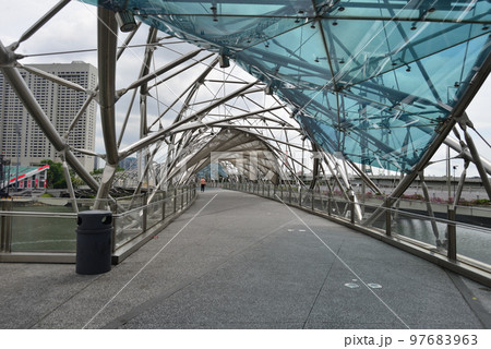 シンガポールの名所 ヘリックスブリッジ 97683963