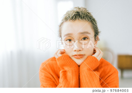 オレンジのニットを着た女性 97684003