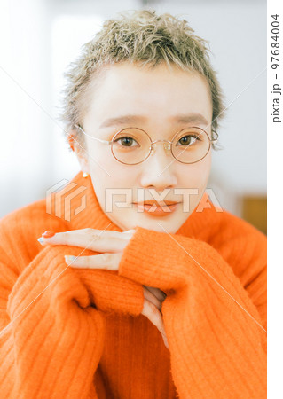 メガネをかけたベリーショートの女性 97684004