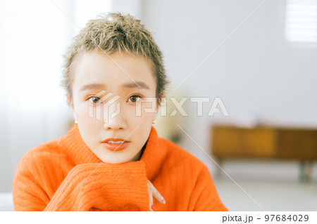 オレンジのニットを着たベリーショートの女性 オレンジのニットを着たベリーショートの女性 97684029