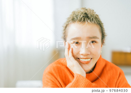 オレンジのニットを着たベリーショートの女性 オレンジのニットを着たベリーショートの女性 97684030