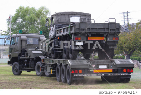 陸上自衛隊の、73式特大型トレーラー(後方から) 陸上自衛隊の、73式特大型トレーラー(後方から) 97684217