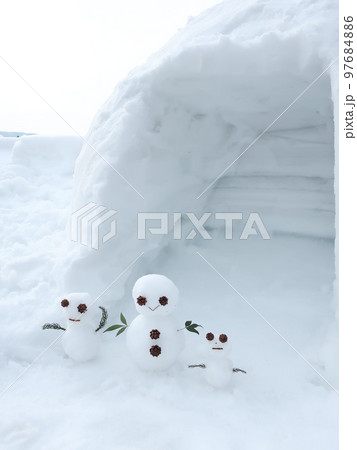雪だるま　かまくら　雪遊び 97684886