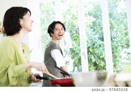 料理をする若い夫婦 97685038
