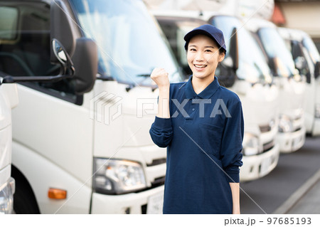 配送業の若い女性の作業員（ガッツポーズ） 97685193