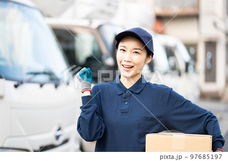 配送業の若い女性の作業員（ガッツポーズ） 97685197