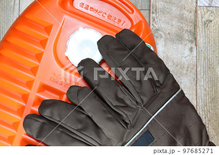 湯たんぽと手袋 97685271