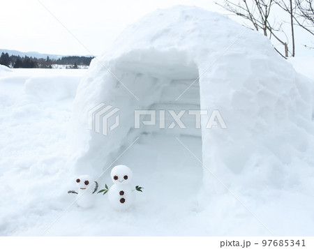 かまくら　雪だるま　雪遊び 97685341