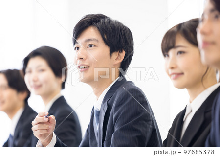 セミナー　スーツを着た若い男女 97685378