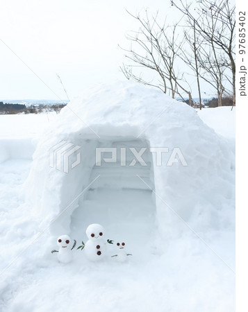 かまくら　雪だるま　雪遊び 97685402