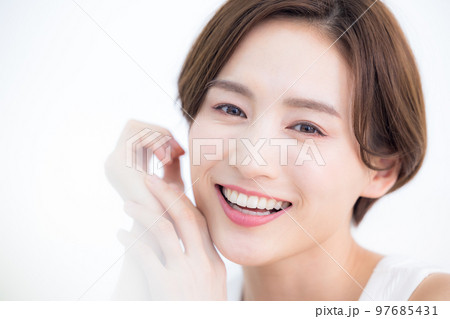 ビューティーイメージ タンクトップを着ている女性のポートレート ビューティーイメージ タンクトップを着ている女性のポートレート 97685431