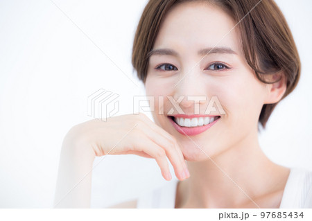 ビューティーイメージ　タンクトップを着ている女性のポートレート 97685434