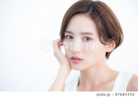 ビューティーイメージ　タンクトップを着ている女性のポートレート 97685450