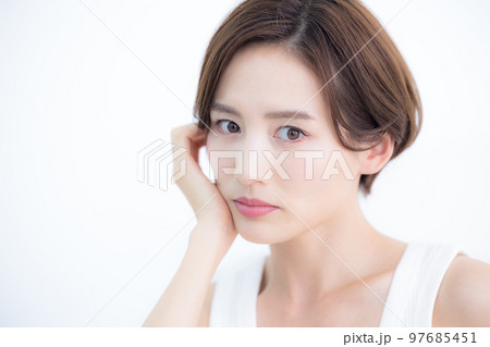 ビューティーイメージ タンクトップを着ている女性のポートレート ビューティーイメージ タンクトップを着ている女性のポートレート 97685451