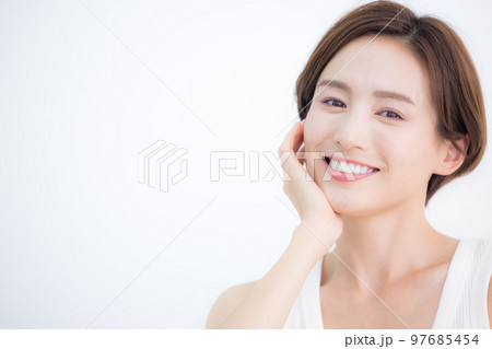 ビューティーイメージ　タンクトップを着ている女性のポートレート 97685454