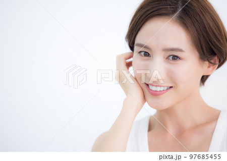 ビューティーイメージ　タンクトップを着ている女性のポートレート 97685455