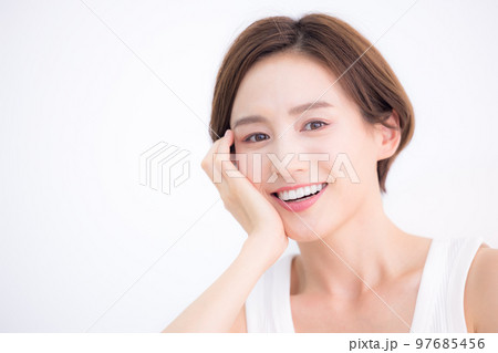 ビューティーイメージ　タンクトップを着ている女性のポートレート 97685456