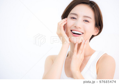 ビューティーイメージ　タンクトップを着ている女性のポートレート 97685474