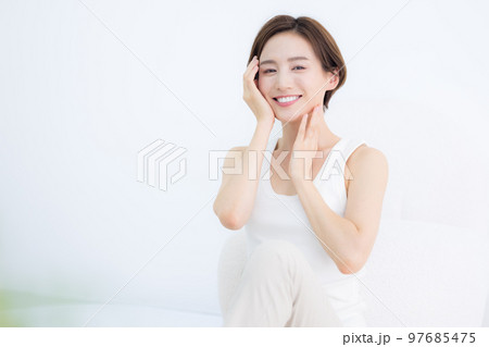 ビューティーイメージ タンクトップを着ている女性のポートレート ビューティーイメージ タンクトップを着ている女性のポートレート 97685475