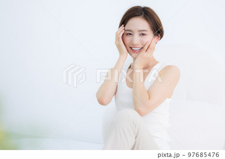 ビューティーイメージ タンクトップを着ている女性のポートレート ビューティーイメージ タンクトップを着ている女性のポートレート 97685476