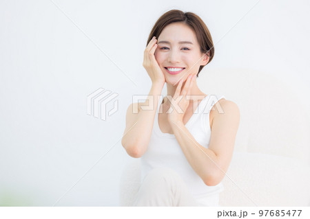 ビューティーイメージ　タンクトップを着ている女性のポートレート 97685477