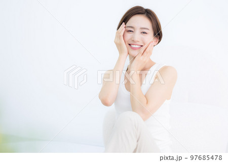 ビューティーイメージ　タンクトップを着ている女性のポートレート 97685478