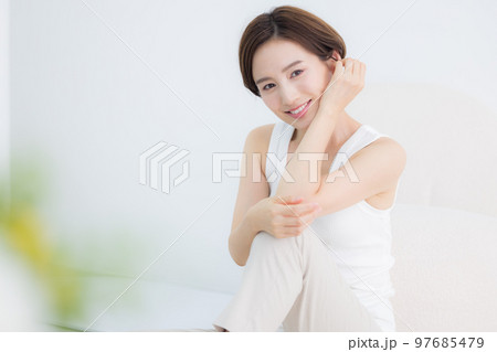 ビューティーイメージ タンクトップを着ている女性のポートレート ビューティーイメージ タンクトップを着ている女性のポートレート 97685479