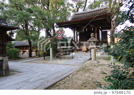 京都にある日本の神社：藤森神社境内にある八幡宮の風景 97686170