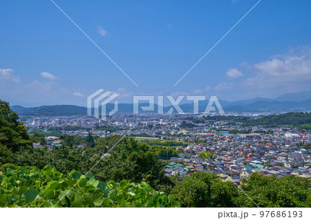 神奈川県秦野市の弘法山の北側の道から西側の眺望(富士山,秦野市入船町,末広町など) 神奈川県秦野市の弘法山の北側の道から西側の眺望(富士山,秦野市入船町,末広町など) 97686193