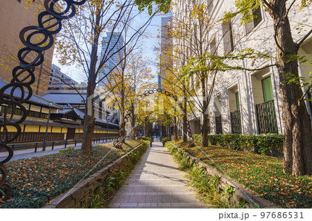 日本生命本店東館　敷地東側の緑道 97686531