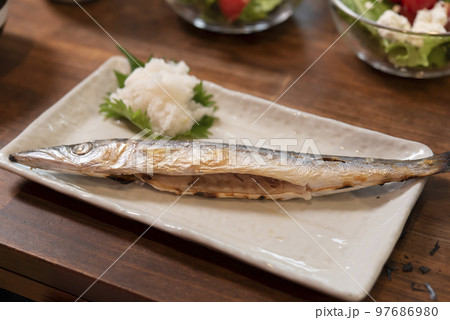 日本の食卓,,焼き魚,カマス,干物,家庭料理,和食 97686980