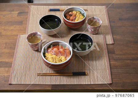 日本の食卓,ウニ丼,鮭ウニ丼,家庭料理,和食 日本の食卓,ウニ丼,鮭ウニ丼,家庭料理,和食 97687065
