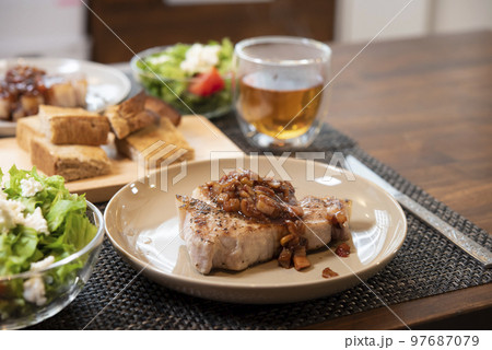 日本の食卓,ポークステーキ,きのこソース,家庭料理 97687079