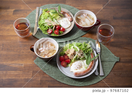 日本の食卓,朝食,目玉焼き,ソーセージ 97687102