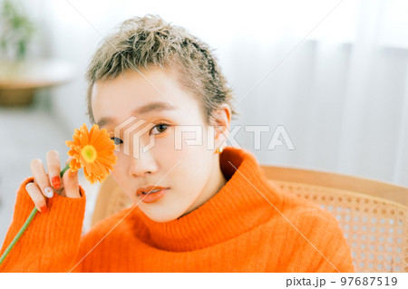 ガーベラの花を持つ女性 97687519