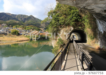 青の洞門～禅海和尚の手彫りのトンネル 97687758