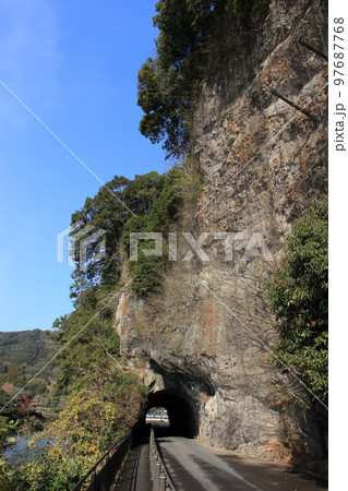 青の洞門～禅海和尚の手彫りのトンネル 97687768