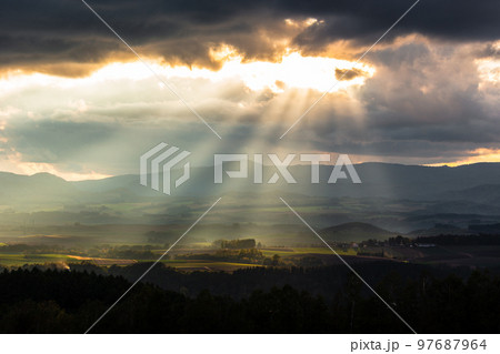 北海道美瑛、雲間から差し込む夕方の光. 97687964