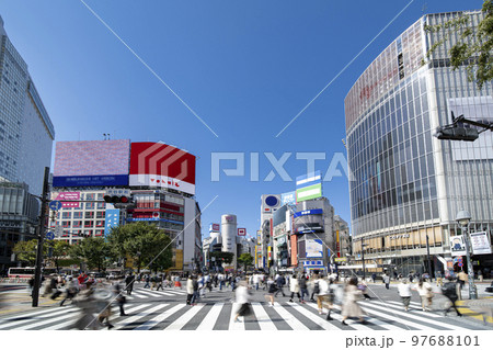 渋谷スクランブル交差点の賑わい　スローシャッター 97688101