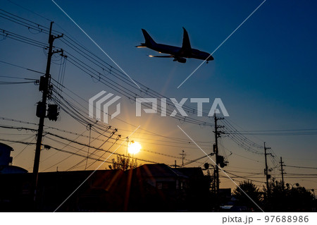 住宅地の上を飛ぶ飛行機 住宅地の上を飛ぶ飛行機 97688986