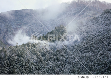 雪煙が舞う 97689171