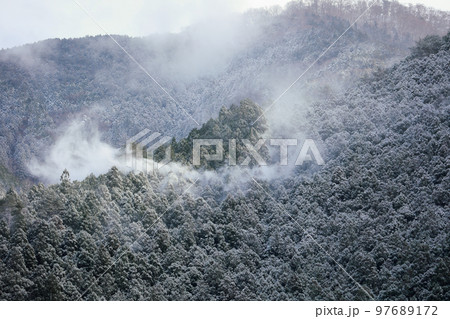 雪煙が舞う 雪煙が舞う 97689172