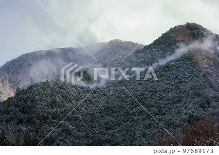 雪煙が舞う 雪煙が舞う 97689173