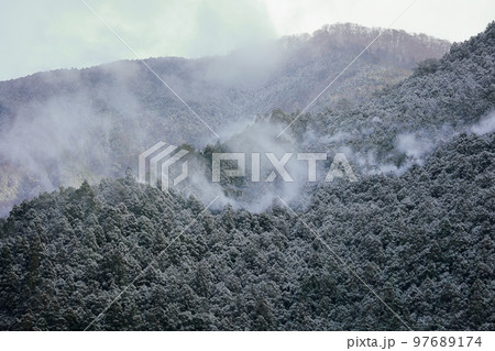 雪煙が舞う 97689174