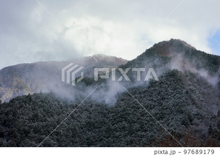 雪煙が舞う 97689179