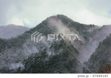 雪煙が舞う 雪煙が舞う 97689185