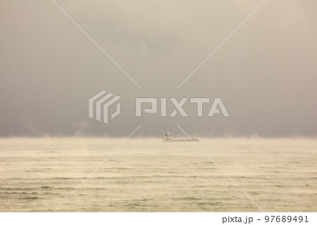 極寒の海に気嵐が発生する 極寒の海に気嵐が発生する 97689491