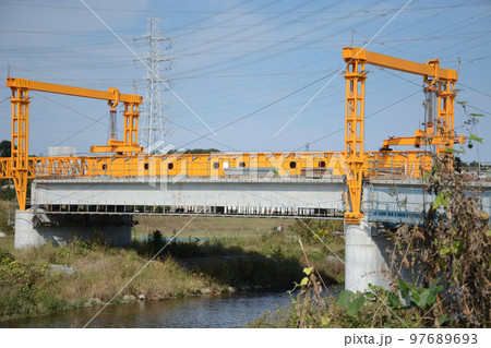 架橋工事現場 97689693